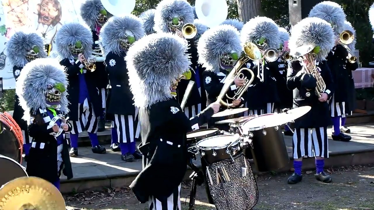 Guggemusik Node Spucker ( 3/4 ) am Fasnächtlichen Nachmittag im Läublinpark in Weil  am  05.03.2022