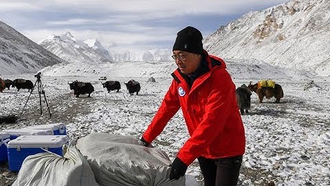 Chinese researchers extract two ice core samples from Mt. Qomolangma expedition