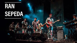 Ran  Sepeda  At Sky Avenue