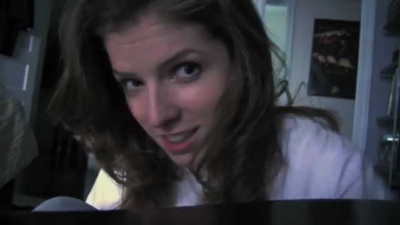Anna Kendrick kissing the webcam!! - YouTube