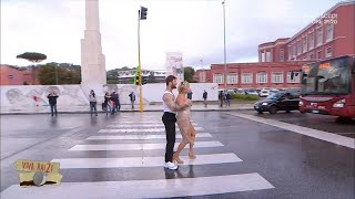 Il mambo di Angelo Madonia e Carmen Russo al semaforo del Foro Italico – Viva Rai2! 03/05/2024