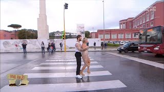 Il mambo di Angelo Madonia e Carmen Russo al semaforo del Foro Italico – Viva Rai2! 03/05/2024 image