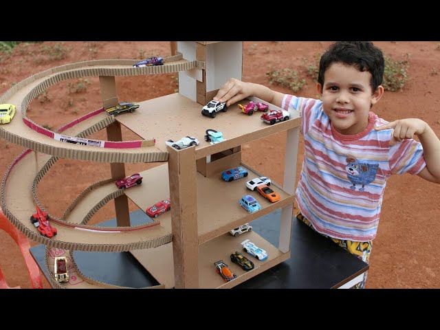 Estacionamento feito de papelão para carrinhos - Hot Wheels - Brincando Com  Papelão