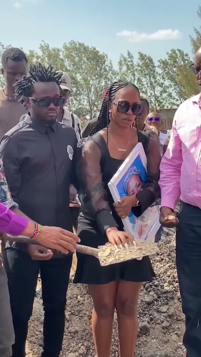 DIANA MARUA  CRIES ON HER MOTHERS BURIAL 😭#dainamarua#bahatikenya