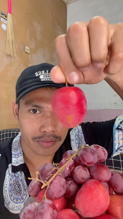 Makan buah #cherryapple #buahbuahan #buahanggur  #shorts #beranda