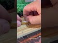 Este carpinteiro tem um truque para consertar cantoneiras 👌🏼 #solutions #diy