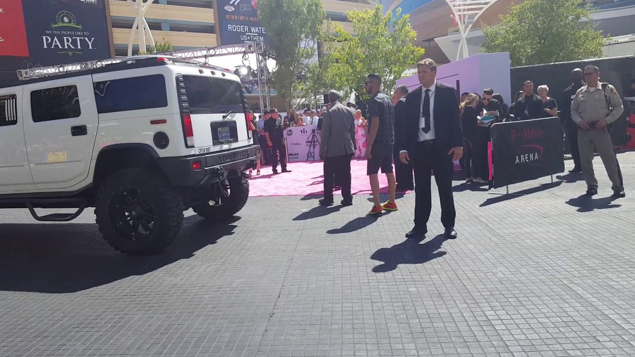 [FANCAM] BTS arriving at the Billboard Music Awards Magenta Carpet~ *TURN VOLUME DOWN*