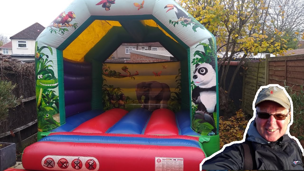 Надувной замок 10 x 10 установлен в очень маленьком саду!