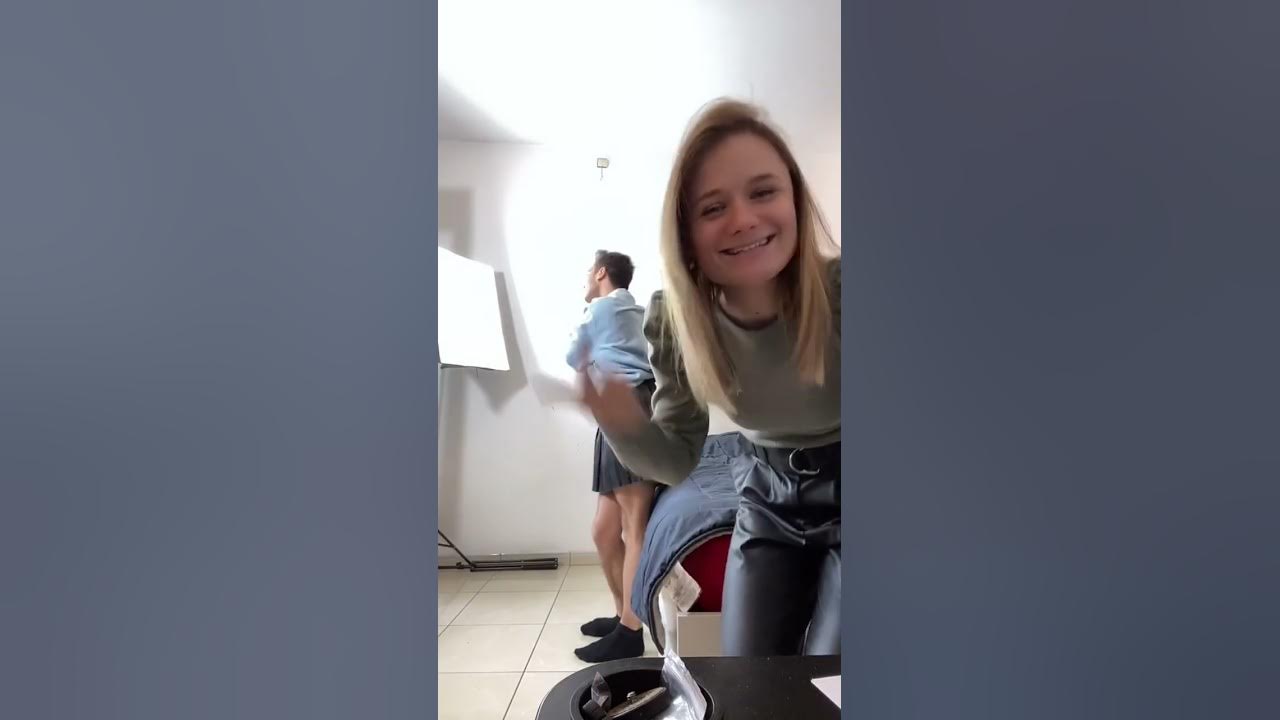 Je filme mon frère en cachette pendant qu’il fait une danse ! YouTube