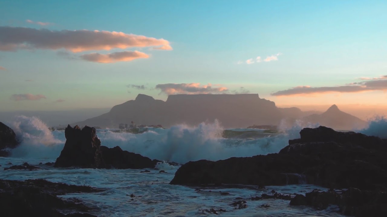 BEAUTIFUL SUNSET OVER TABLE MOUNTAIN - SOUTH AFRICA