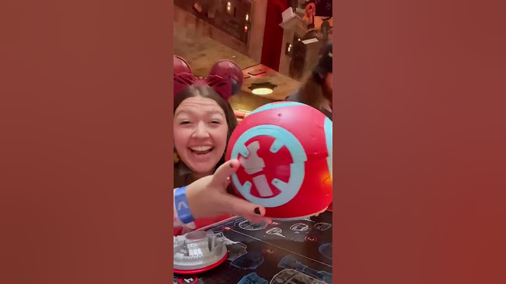 Building a droid at the Droid Depot in Galaxy’s Edge! #starwars #disneyland #galaxysedge