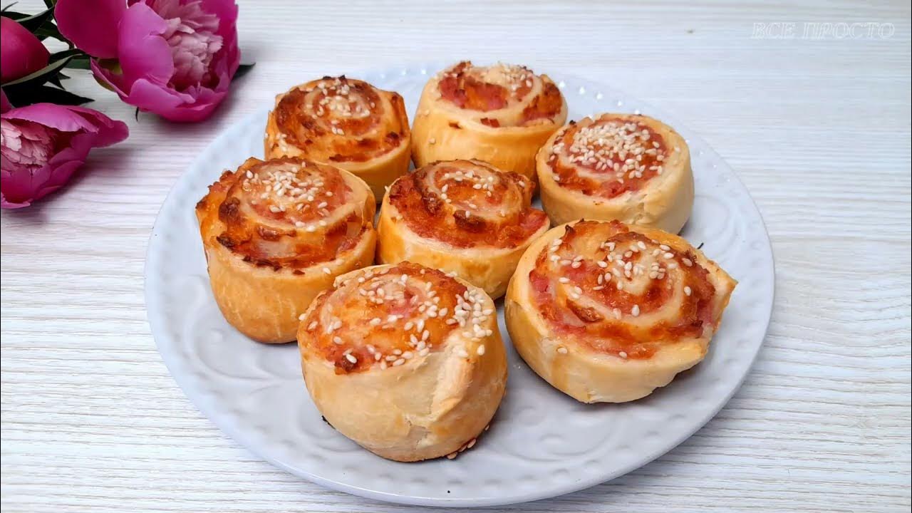 Булочки з ковбасою та сиром з листкового тіста. Солоні булочки простий ...