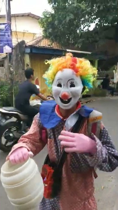 Bagi-Bagi Rejeki Pada Badut #badut #rejeki #ngamen
