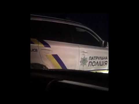 Патрульный автомобиль застрял на отбойнике