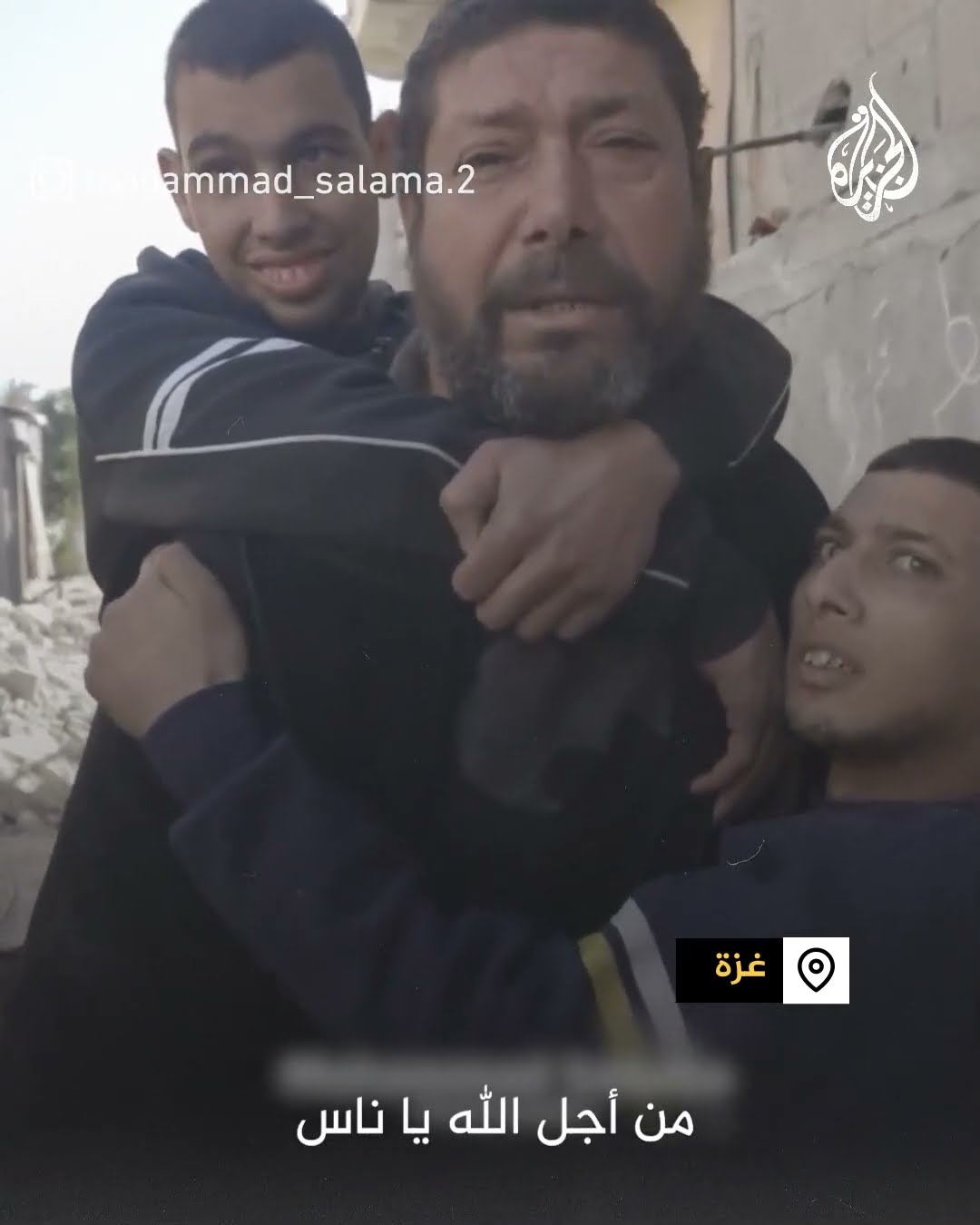 نزوح شاق لفلسطيني يحمل أولاده من ذوي الاحتياجات الخاصة في غزة