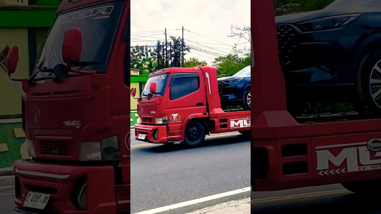 TRUK TOWING FUSO PANJANG WARNA MERAH MUATAN MOBIL NGEBUT 