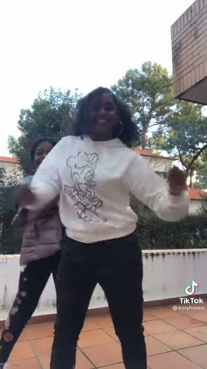 Karina Silva Xofela dançando😂