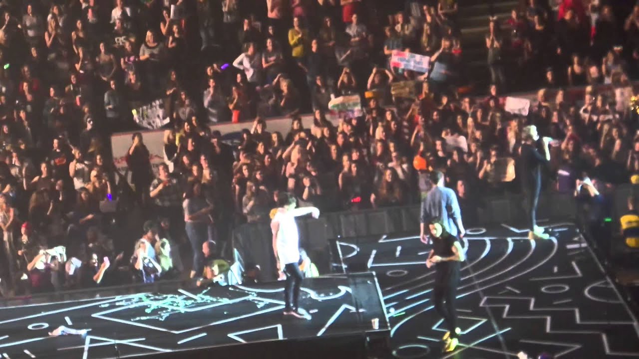 Niall's Speech & Group Hug Sheffield 31.10.15