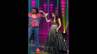 Ranveer Singh and Mouni Roy Dance on Ainvayi Ainvayi Lut Gaya Song | Dance Status | Beatsonmusic