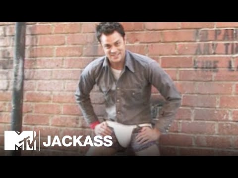 Cup Test ft. Johnny Knoxville (2001) | Jackass