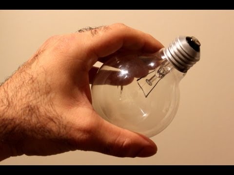 Video: Hvordan skifte en lyspære: praktiske tips og triks