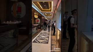 viral Pelayan Restoran Nya Keren