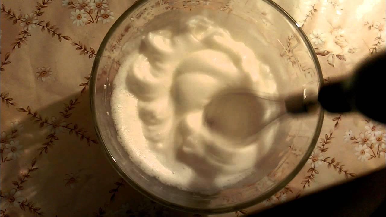 Взбитые яичные белки. Как взбить густые белки. Взбитый белок. Взбитый яичный белок. Крем для торта белый густой устойчивый цветок.