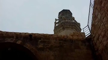 القارئ عامر جبو يرفع الآذان في مسجد التوحيد في قلعة المضيق