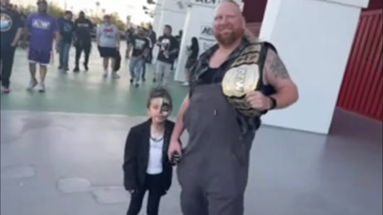 在 YouTube 上觀看「Little Darby & Brock Lesnar? Live outside of AEW at the Forum. Minutes after Dynamite went off air!」 在 YouTube 上觀看「Little Darby & Brock Lesnar? Live outside of AEW at the Forum. Minutes after Dynamite went off air!」