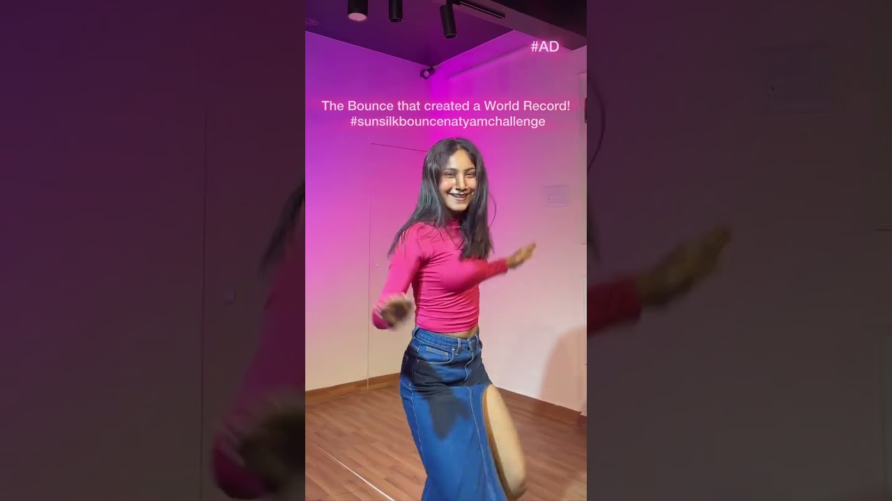 Снеха привлекает внимание своими движениями 💃🏻