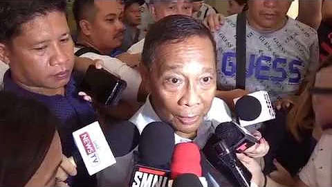 After several failed attempts, Jojo Binay casts vote