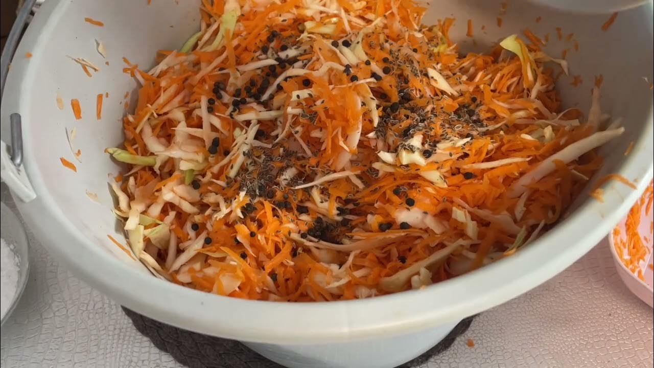 Салат из капусты с морковью. Салат с капустой и морковью. Засолка капусты. Капуста и морковь. Корейская капуста кочан.