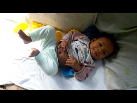 Bebê de 6 meses imitando uma moto