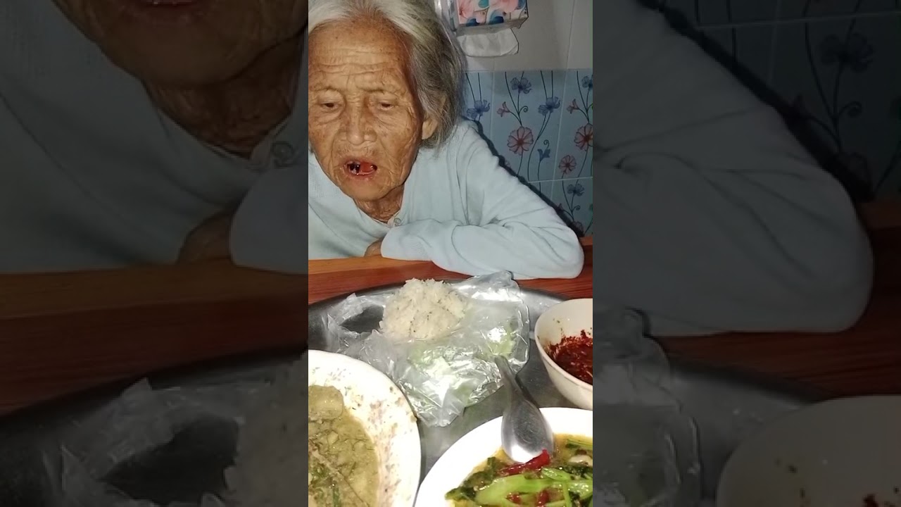 ทานข้าวกับอ่อมกะปูจ้าคุณตาเป็นตากล้องจำเป็น😁อร่อยมากๆคุณยายว่า😋