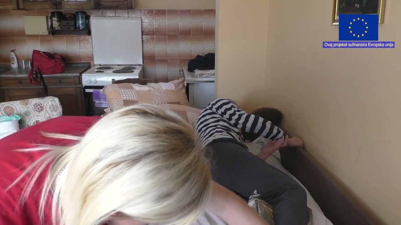 Kako obaviti negu u postelji (uključujući promenu pelena)