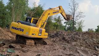 งานนี้ขอเล่นโคลนหน่อยครับ komatsu pc200-ce excavator