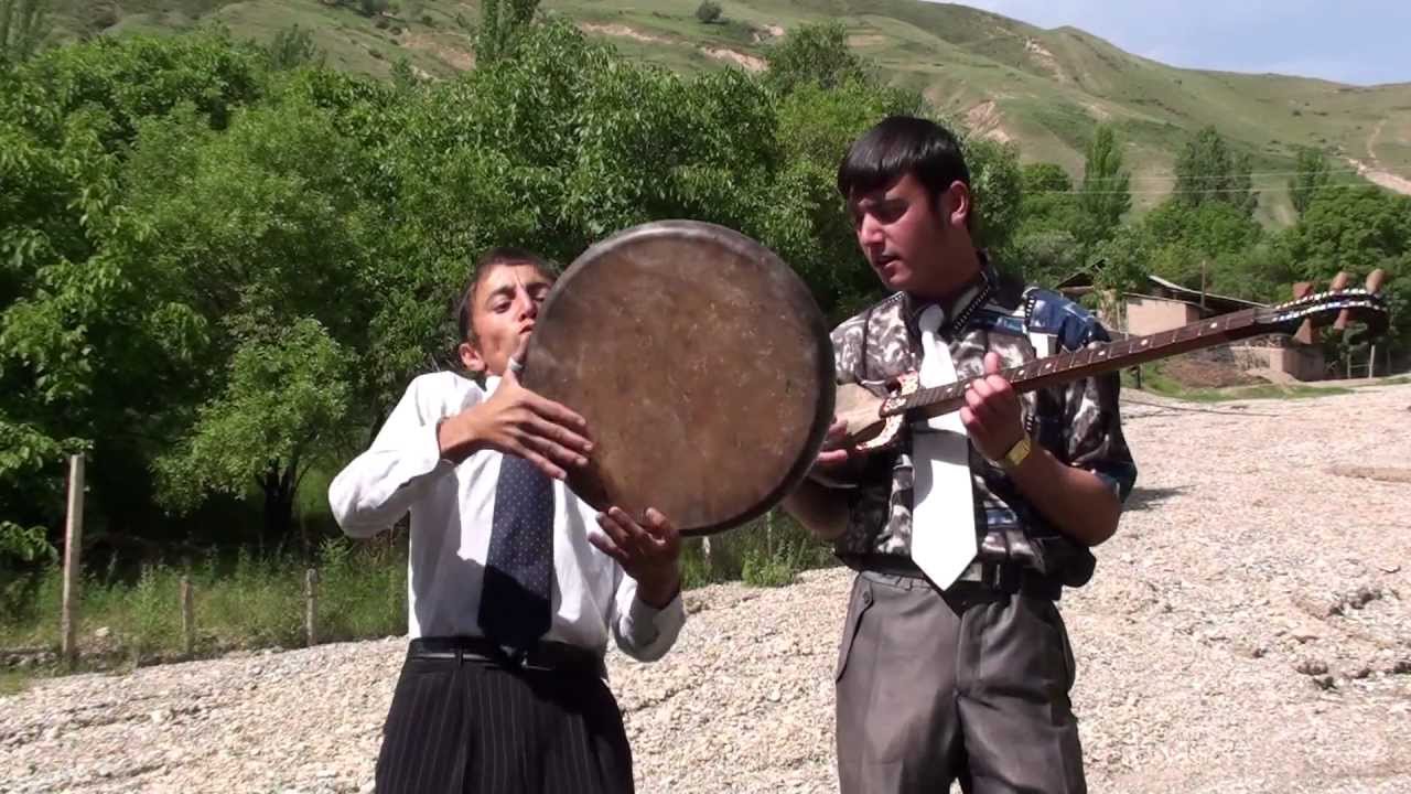 Таджик играет. Памирский рубаб. Таджикские музыкальные группы. Рубаб узбекский. Таджик дойра.