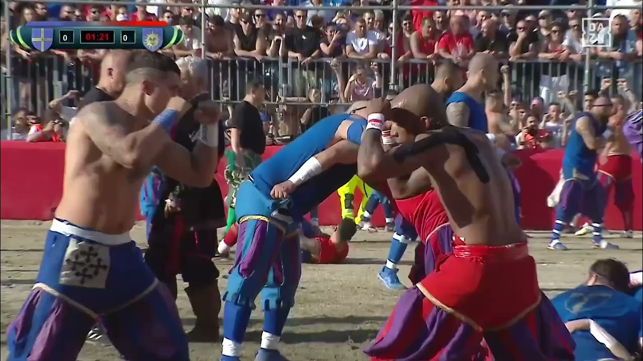 今年のカルチョ・ストリコ・フィオレンティーノ。ラグビー、MMAと