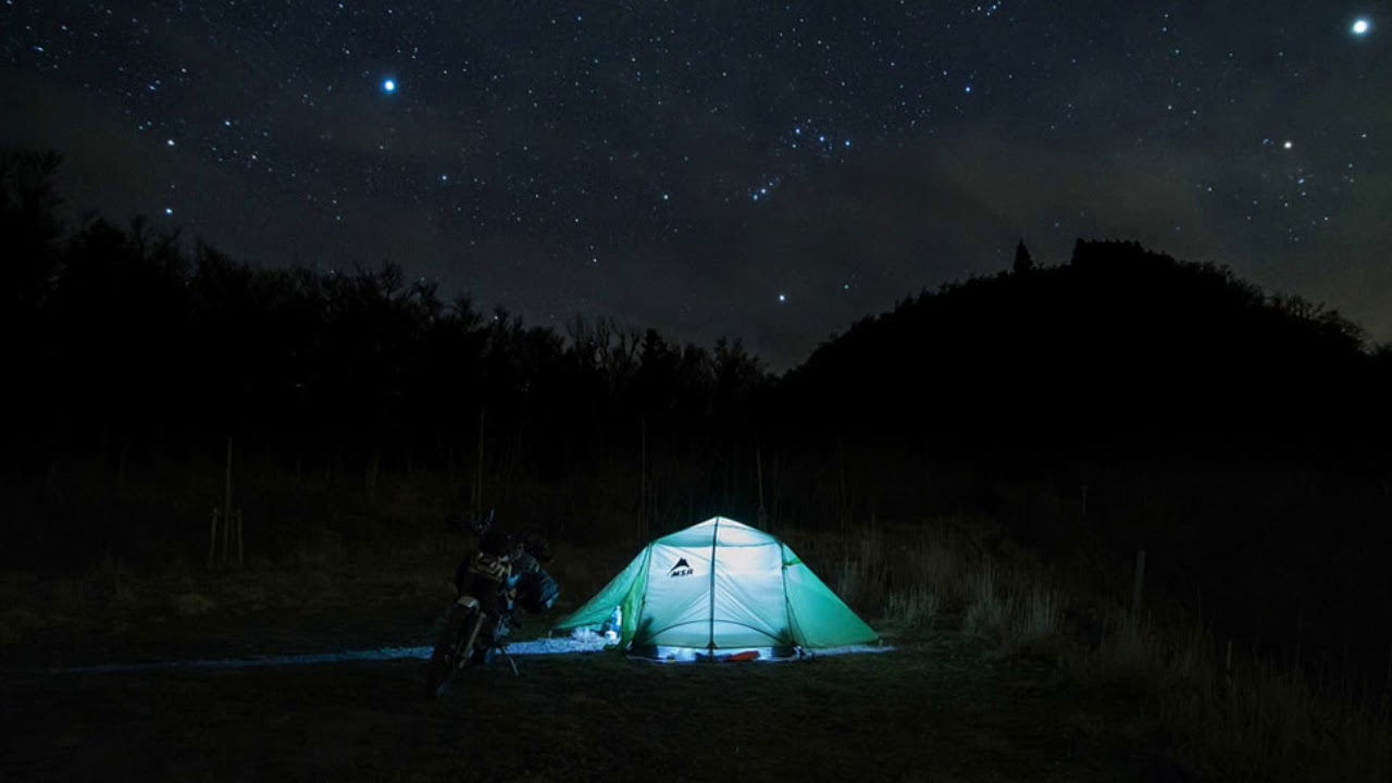 Night camp. Кемпинг ночью. Палатка ночью. Палатка в лесу ночью. Ночь палатка звезды.