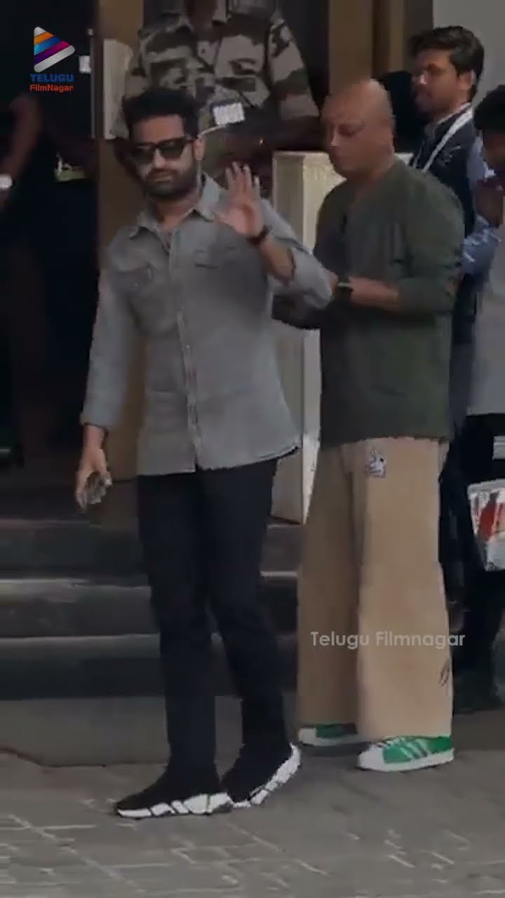 #Swag లుక్ తో ముంబై ఎయిర్ పోర్ట్ లో కనిపించిన #JrNTR ?| #War2 | #NTRNeel | #Shorts | #YTShorts | TFN
