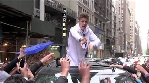 Bieber fans go wild overwhelming security | Splash News TV | Splash News TV