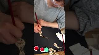 杓子の家　面相筆あかつきを使って「杓子ストラップ」書いてます