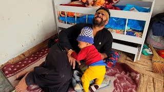 Fascinating and real documentary: the lifestyle of a nomadic father and his baby in rainy weather