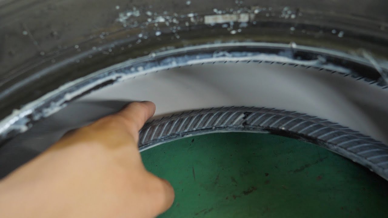 パンク修理剤を使った後のタイヤの中身はどうなっている Vlog 123 Youtube