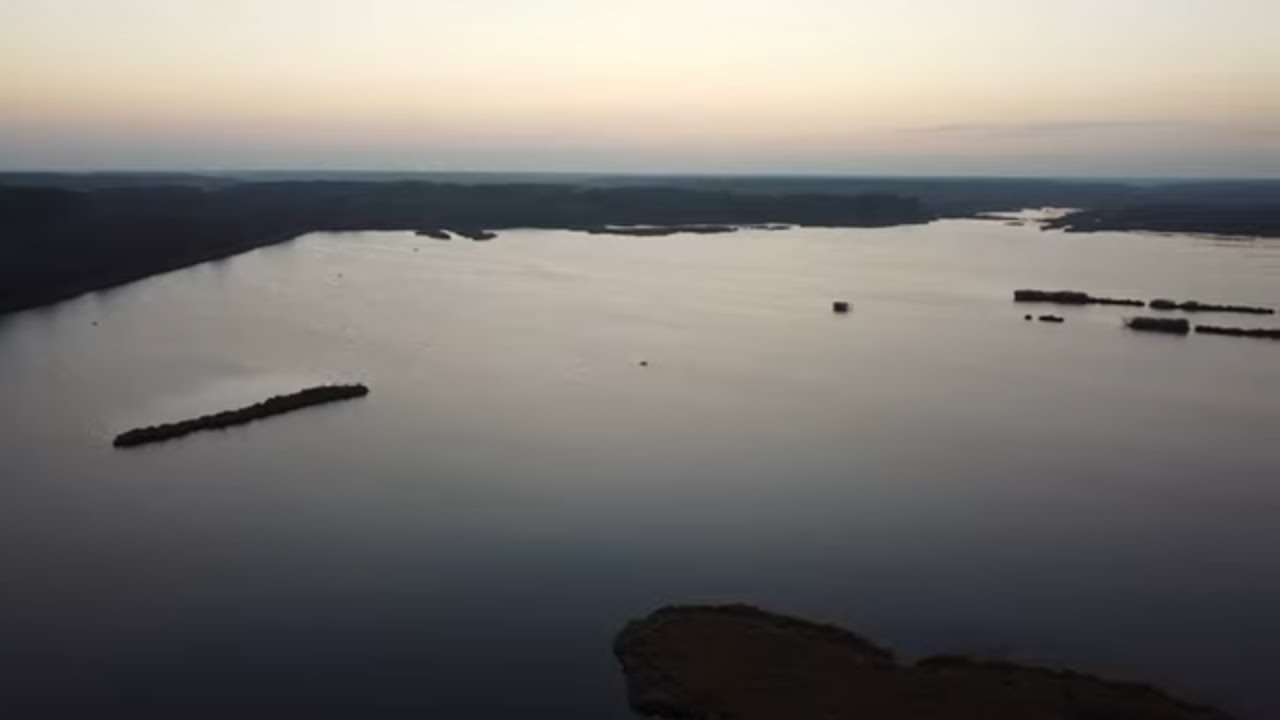 Рибалка на щуку в листопаді на лісовому озері Піпло