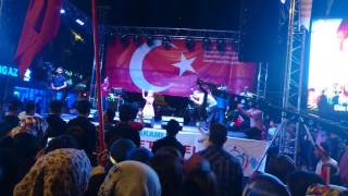Elbistanlı Nisanur Demokrasi Nöbeti Uğur Işılak Konserinde Sakarya Şiiri Ile Coşturuyor Resimi
