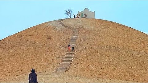 لص بيدفن فلوسه في الصحراء ولما بيخرج من السجن بيلاقي المكان اتحول لضريح مشهور The Unknown Saint