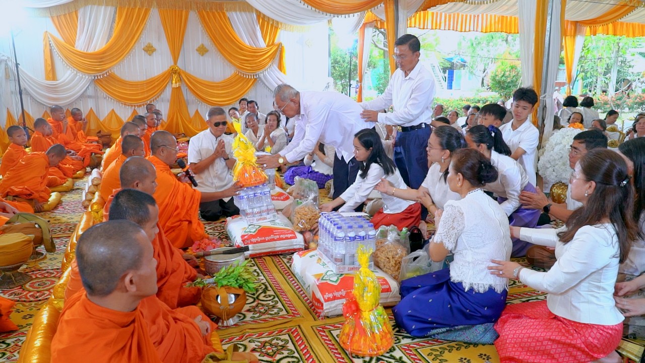 ពិធីបុណ្យរាប់បាត្រឆ្លងផ្លូវថ្នល់បេតុងលោក ប៉ាង គឹមតុង និងភរិយា ព្រមទាំងកូនចៅ Full Video