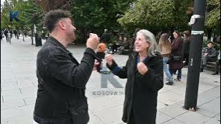 Emocione, humor dhe surpriza në sheshin e Prishtinës, gruaja nga Suedia më në fund takon Kushtrimin!