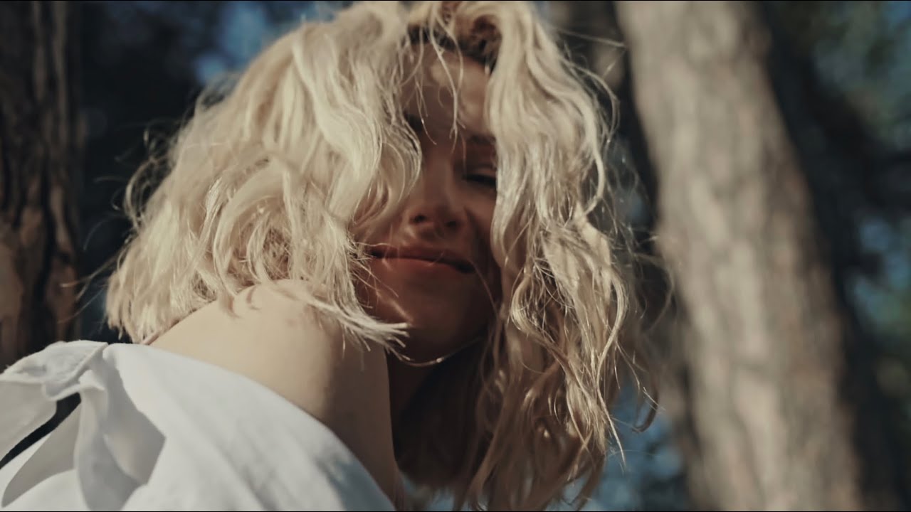Guarda Marina Lecomber - Never Mind (Official Music Video) su YouTube Guarda Marina Lecomber - Never Mind (Official Music Video) su YouTube